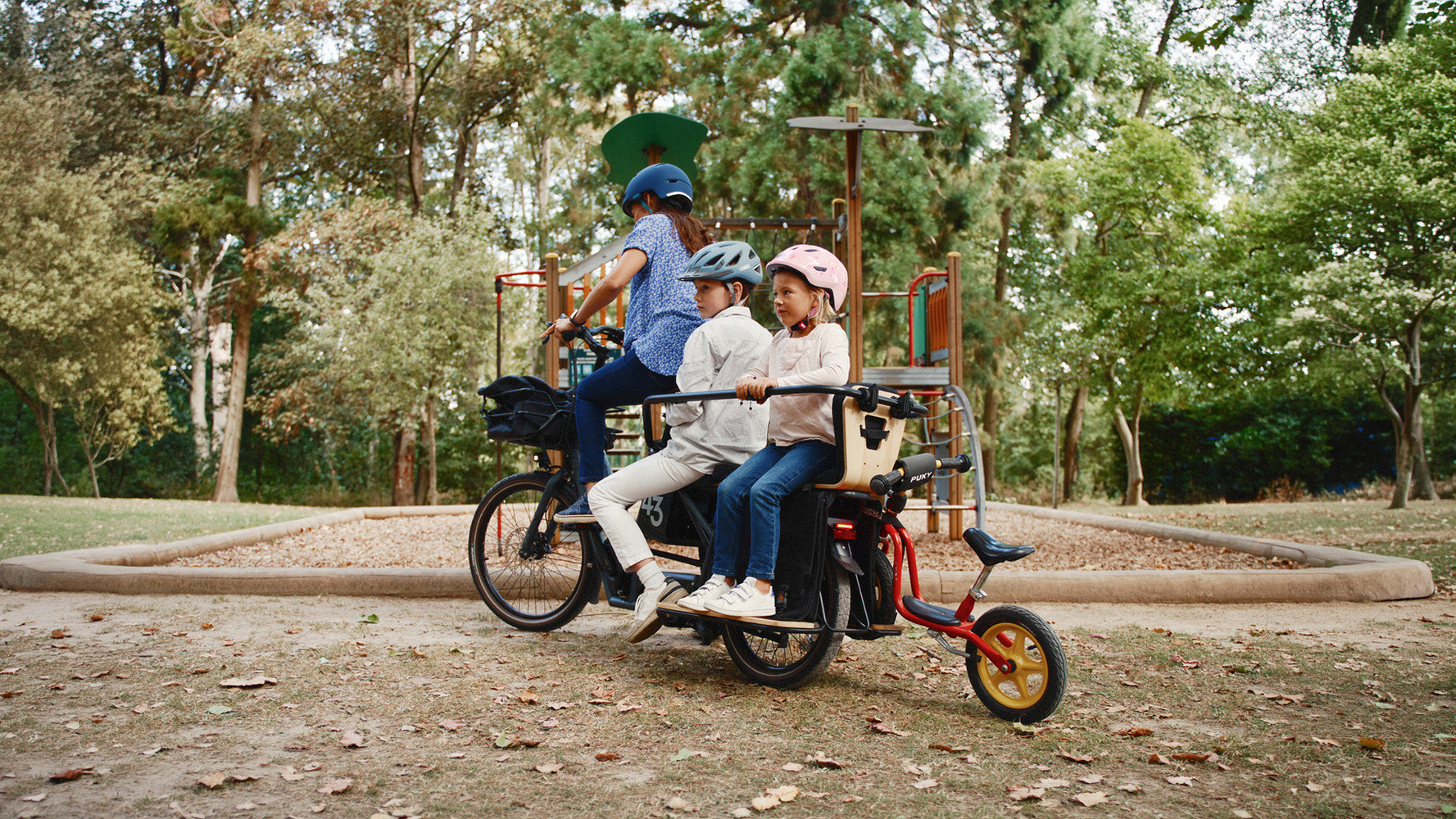 Bike43 electric longtail family bike for 3 kids in Blue