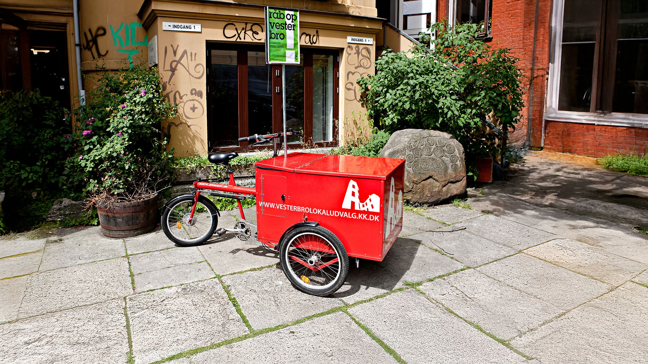 Black Iron Horse Ox electric cargo trike with lock box