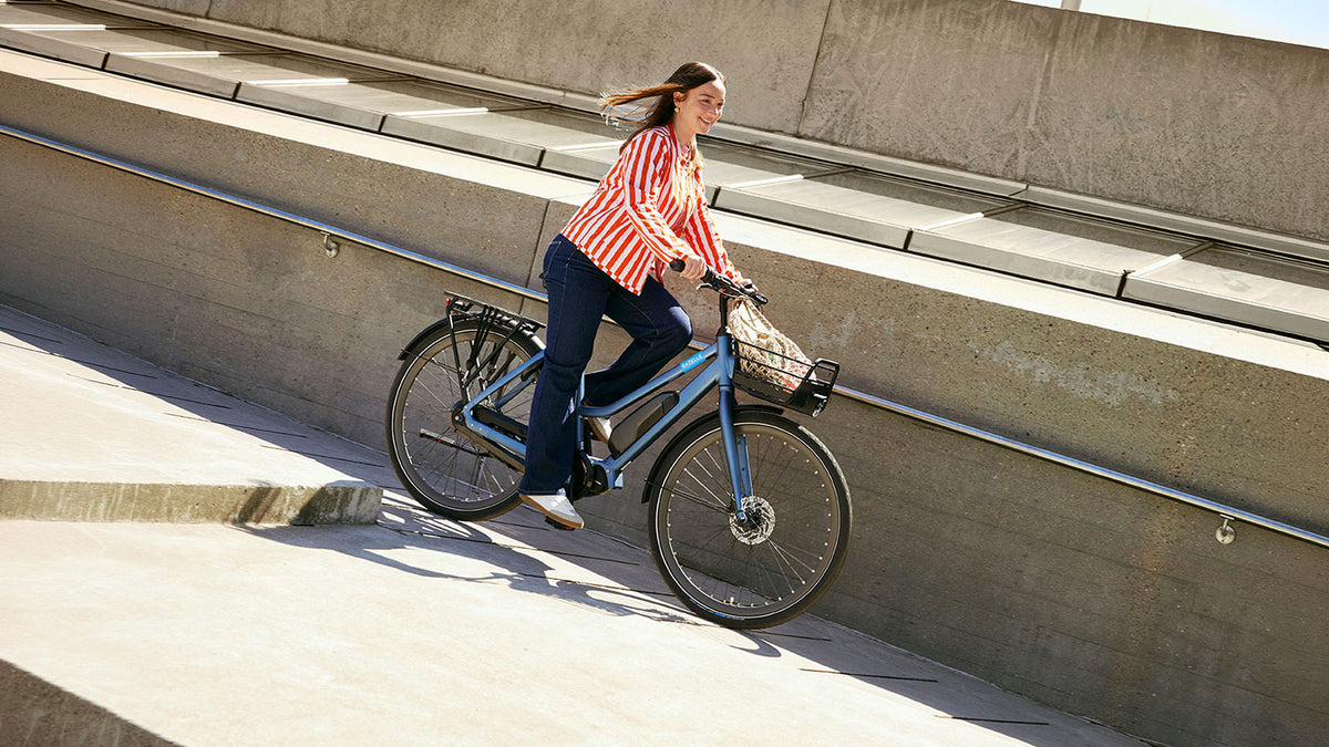 Gazelle Esprit C7 Dutch electric city bike in Blue