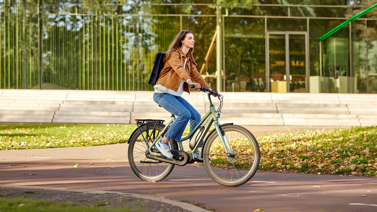 Gazelle Esprit C7 Dutch electric city bike in Blue