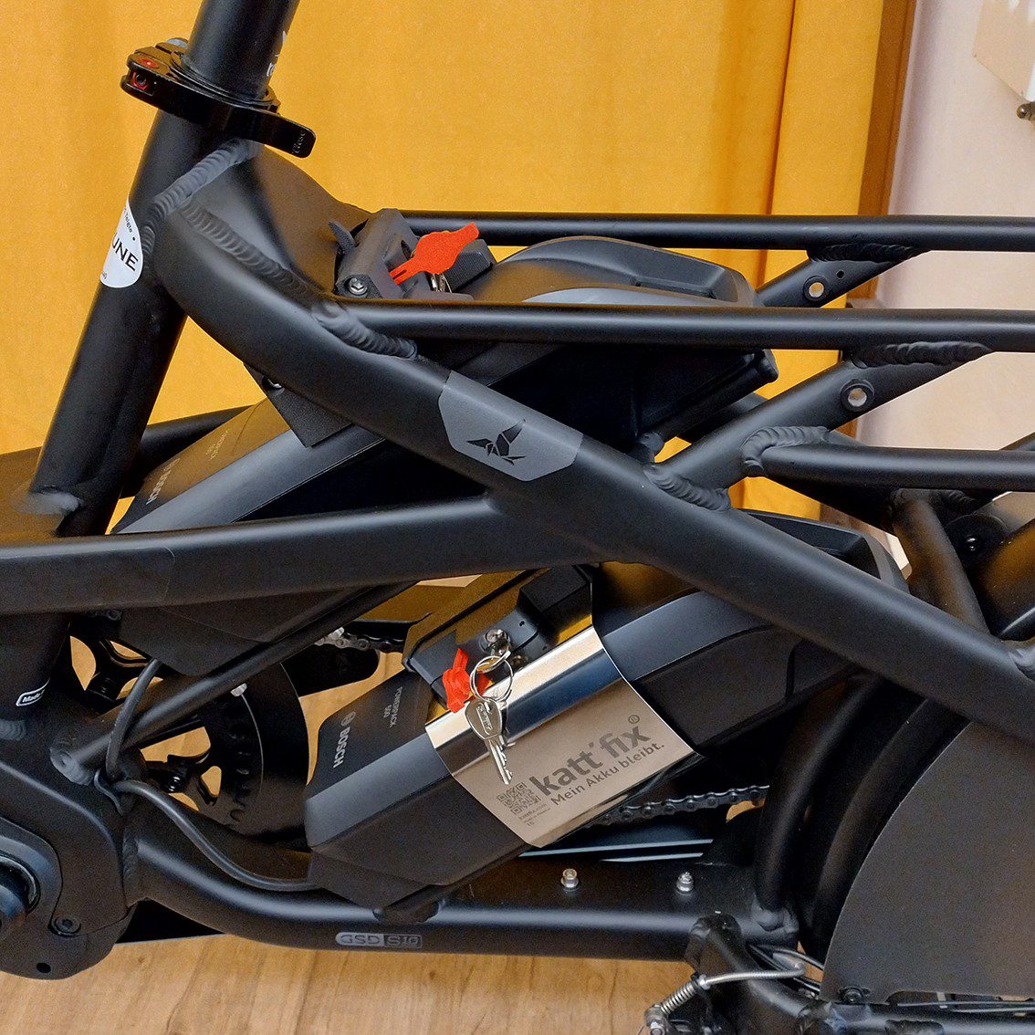 Kattfix battery lock with red key fitted on the frame battery of a black Tern GSD