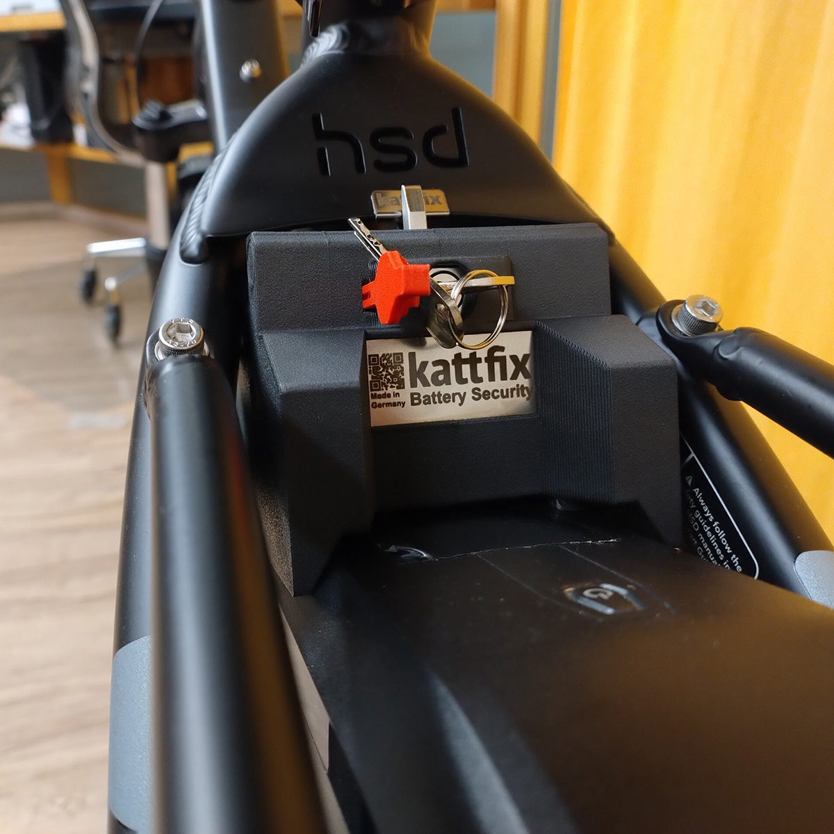 Close-up of the Kattfix Battery Security block and keys on a Tern HSD rear battery
