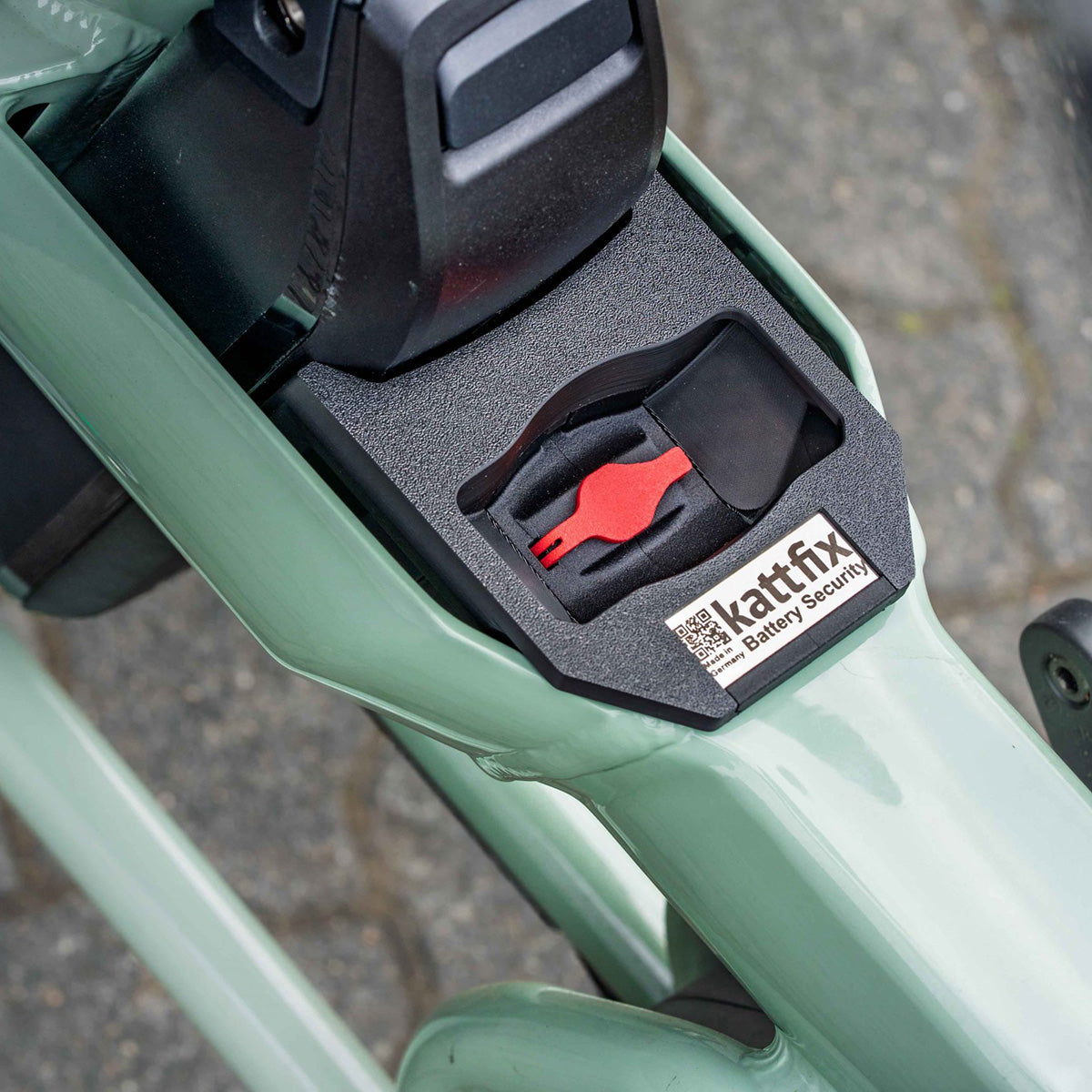 Top view of the Kattfix Battery Security plate with red dial on an Urban Arrow battery mount