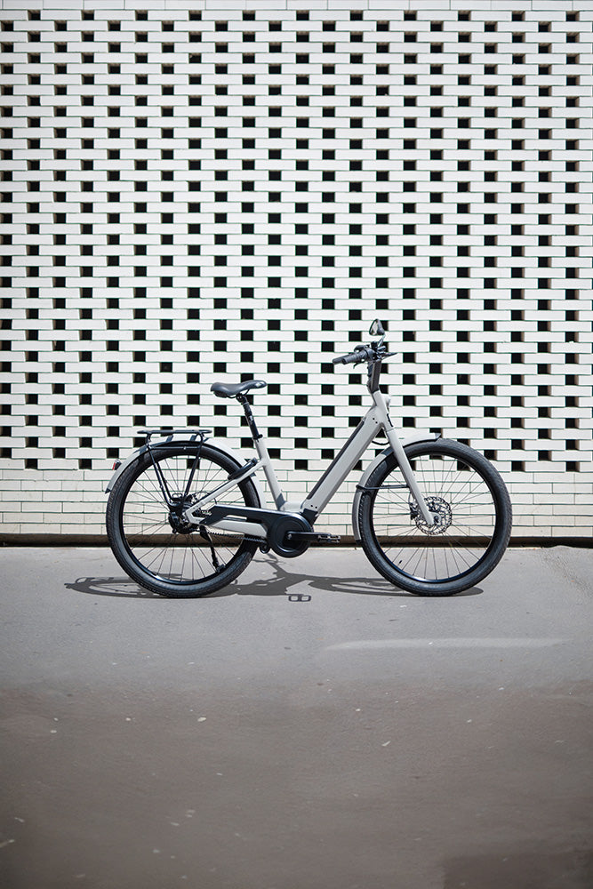 Moustache Lundi 27 electric urban bike in Grey