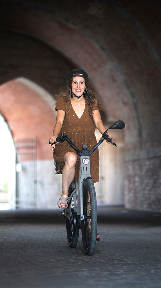 Moustache Lundi 27 electric urban bike in Grey