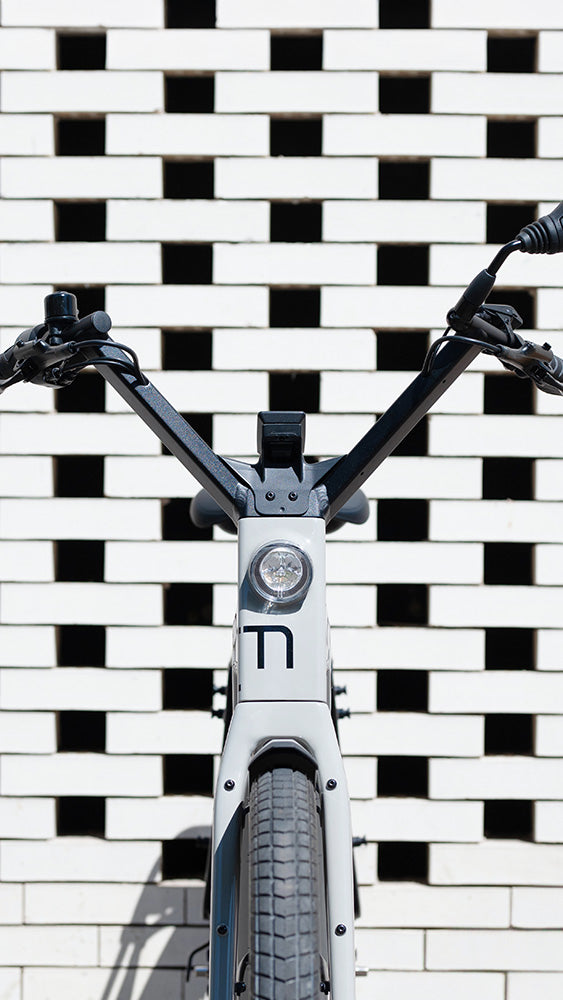 Moustache Lundi 27 electric urban bike in Grey