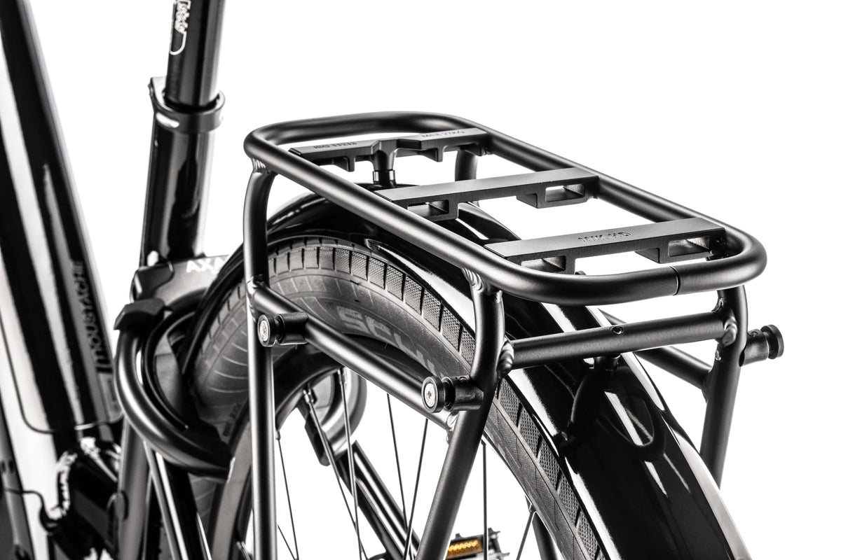 Close-up of the Lundi 27.3 rear rack with its flat carrier platform and mudguard