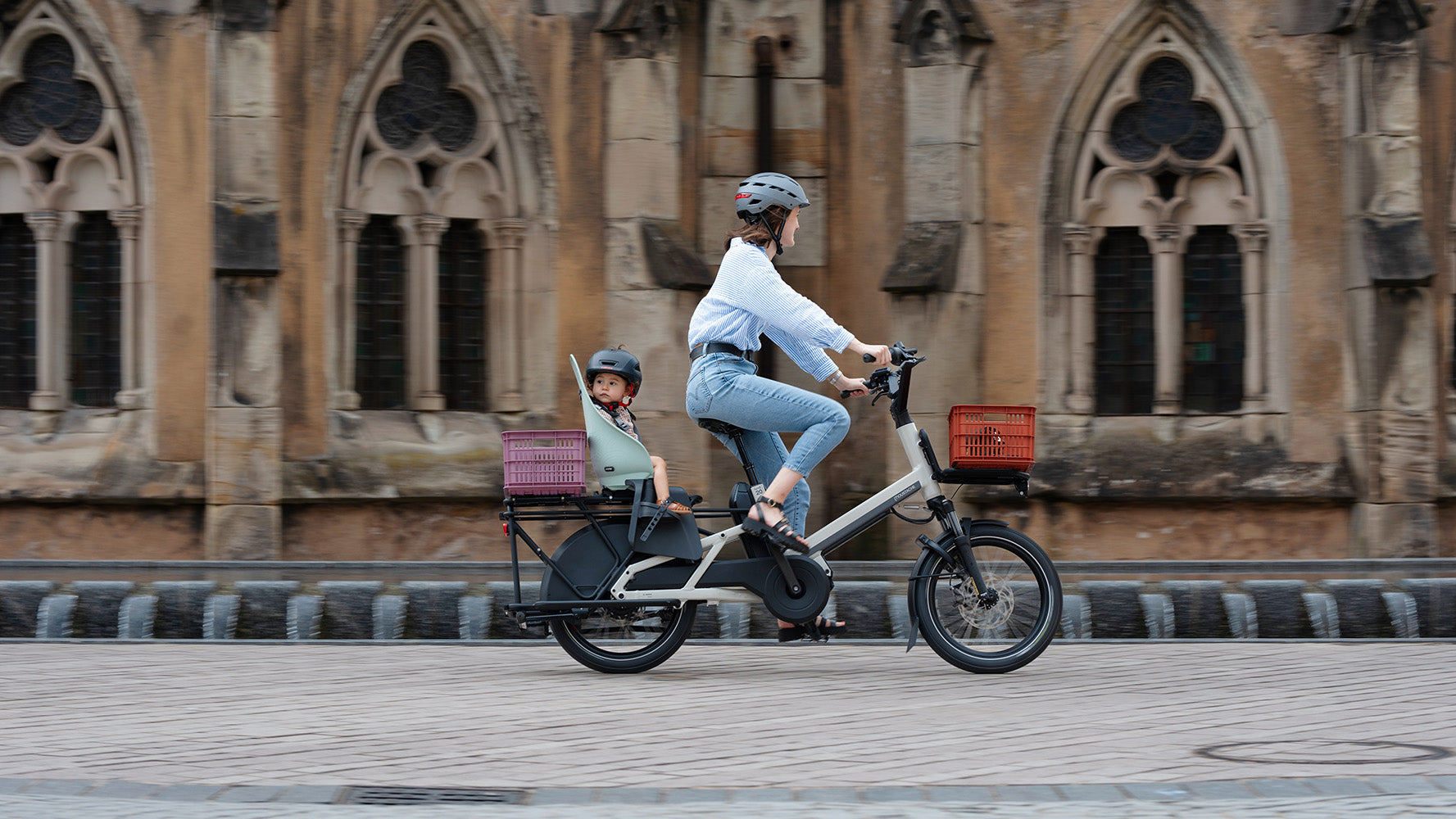 Moustache Lundi 20 Cargo 5 compact longtail electric bike for city families