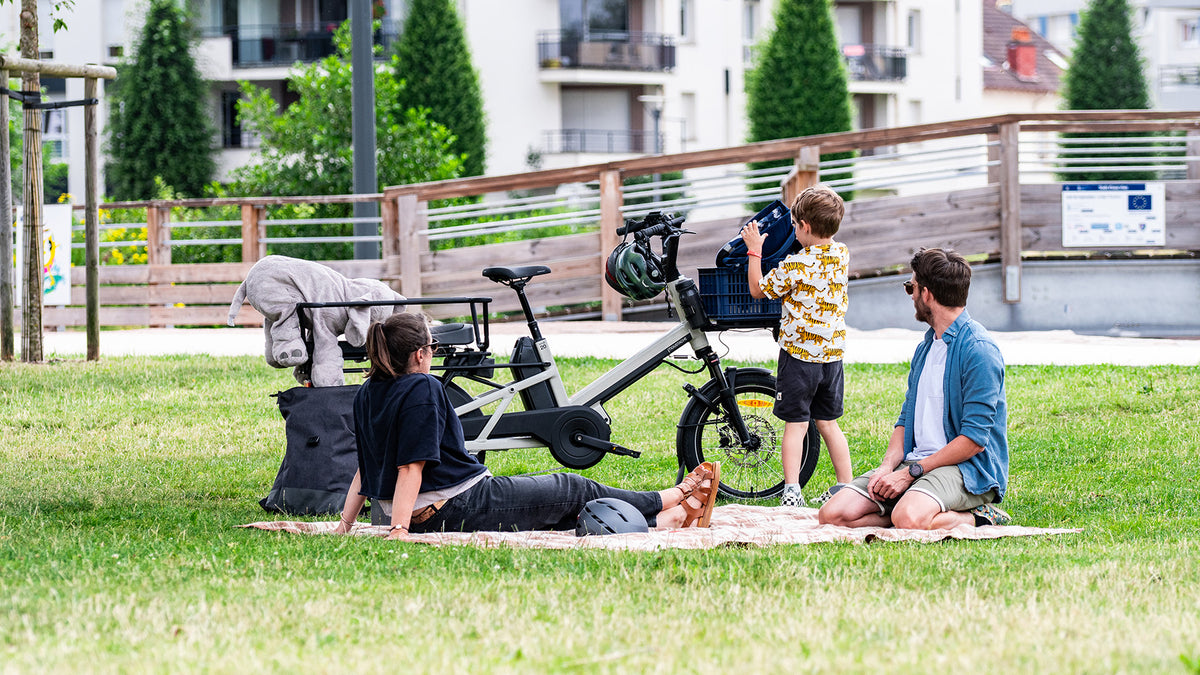 Moustache Lundi 20 Cargo 5 longtail electric cargo bike in urban use