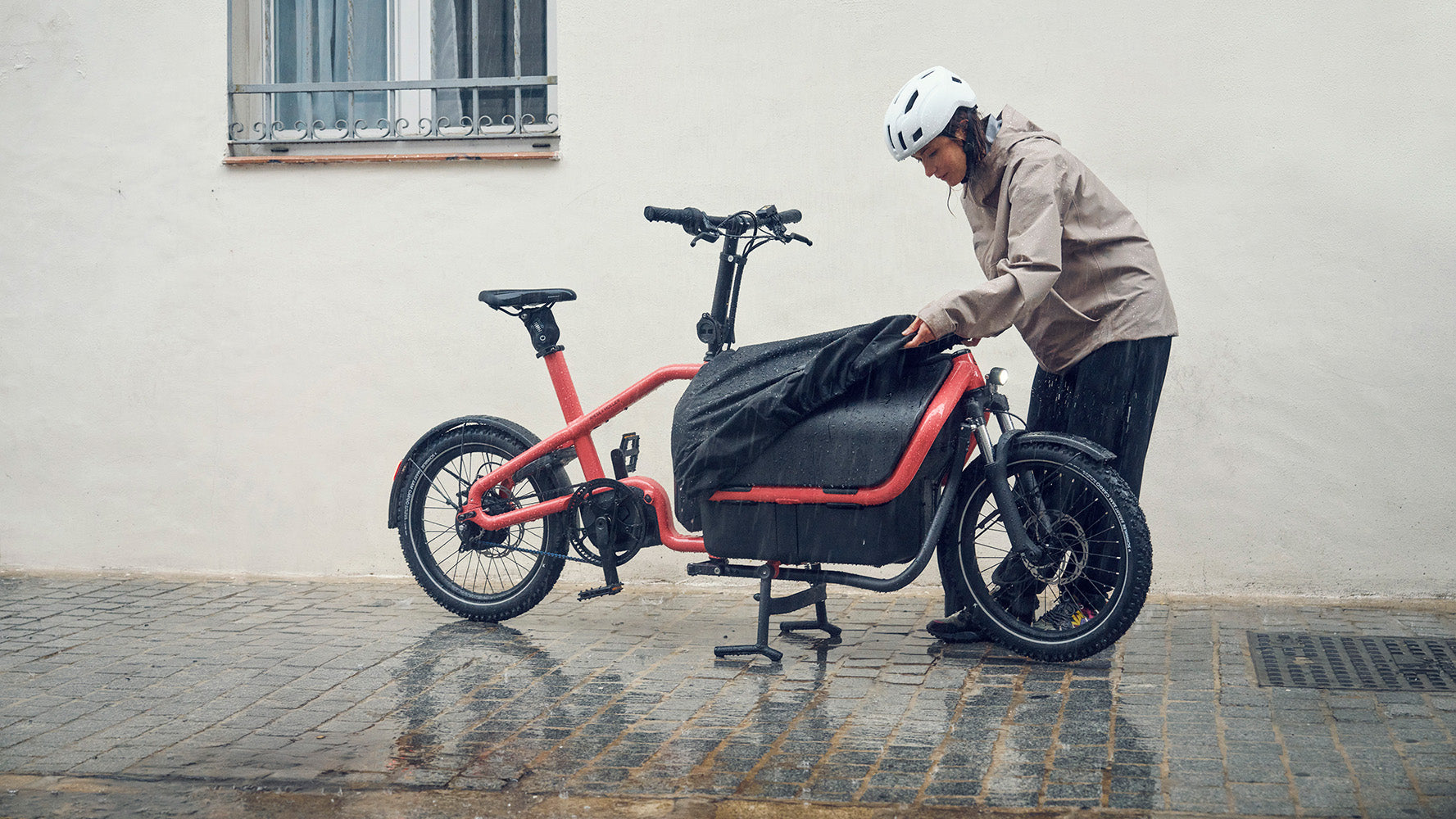 Riese & Müller Carrie2 Vario box family bike in Coral