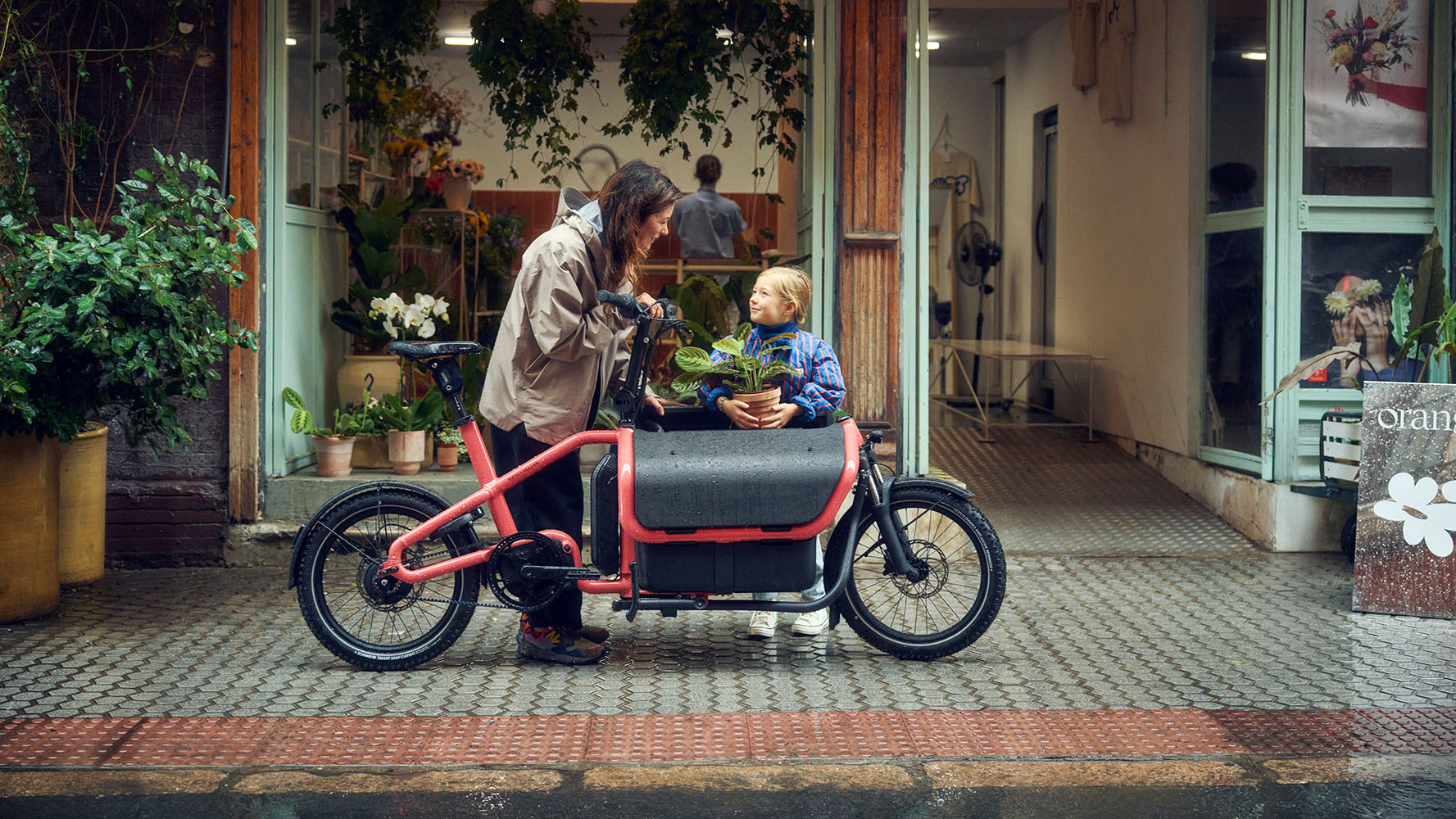 Riese & Müller Carrie2 Vario box family bike in Coral