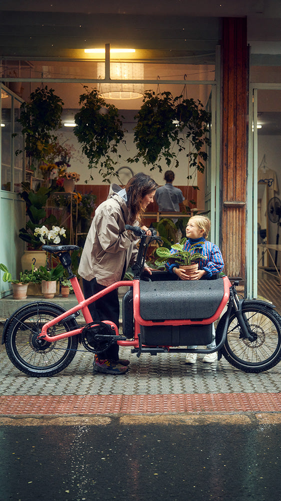 Riese & Müller Carrie2 Vario box family bike in Coral
