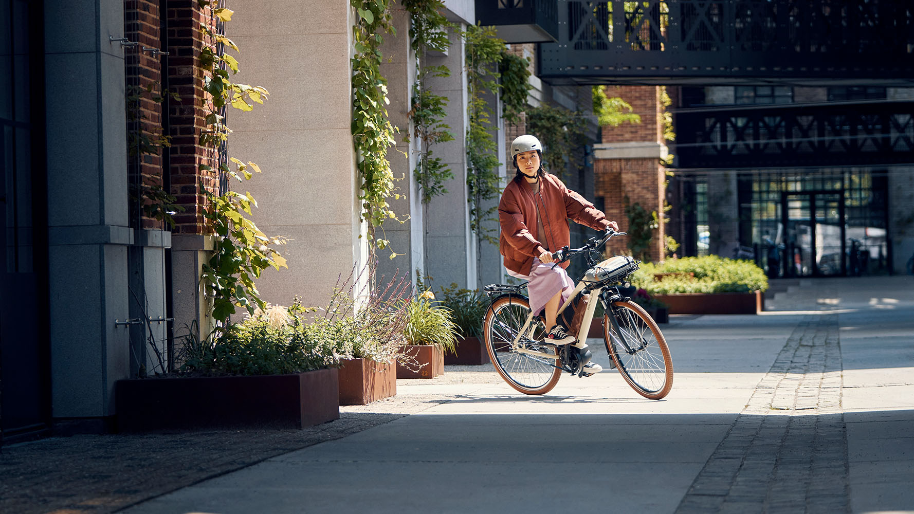Riese & Müller Cruiser2 Mixte electric city bike in White