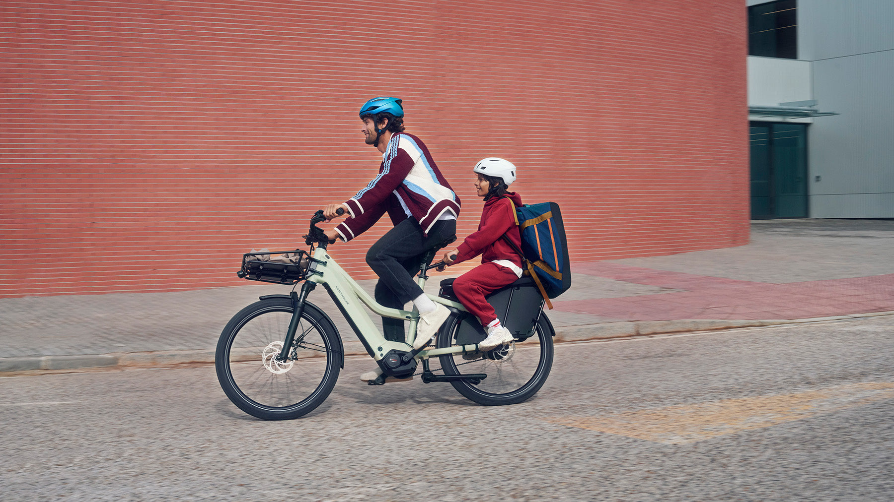 Riese & Müller Multicharger3 Mixte Vario electric family bike in Desert