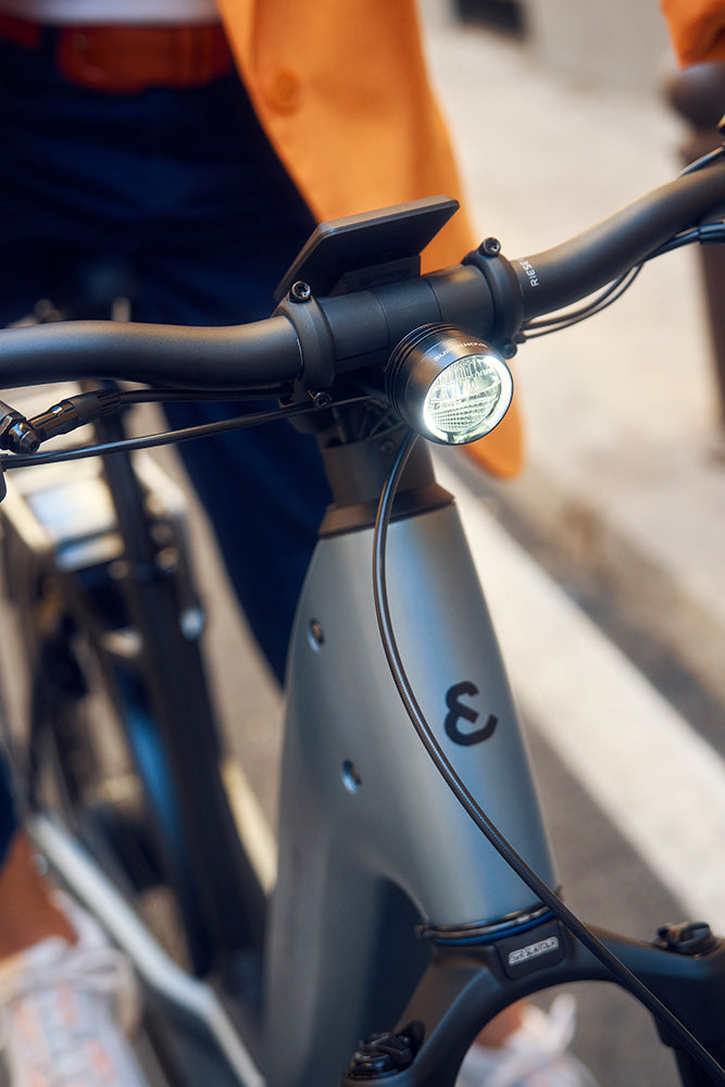 Handlebar and front light of the Nevo5, light switched on
