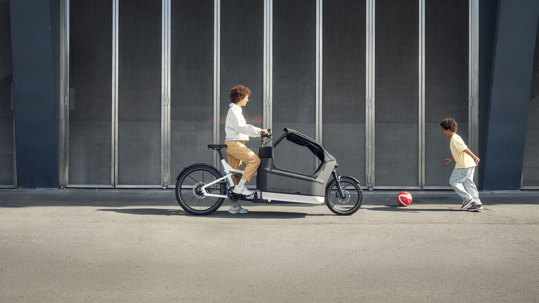 Riese & Müller Packster2 70 CT electric family box bike in White