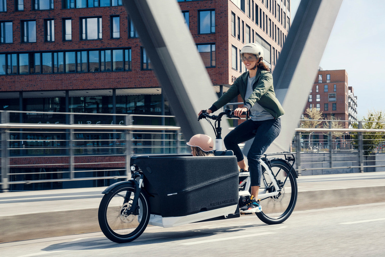 Riese & Müller Packster2 70 CT electric family box bike in White