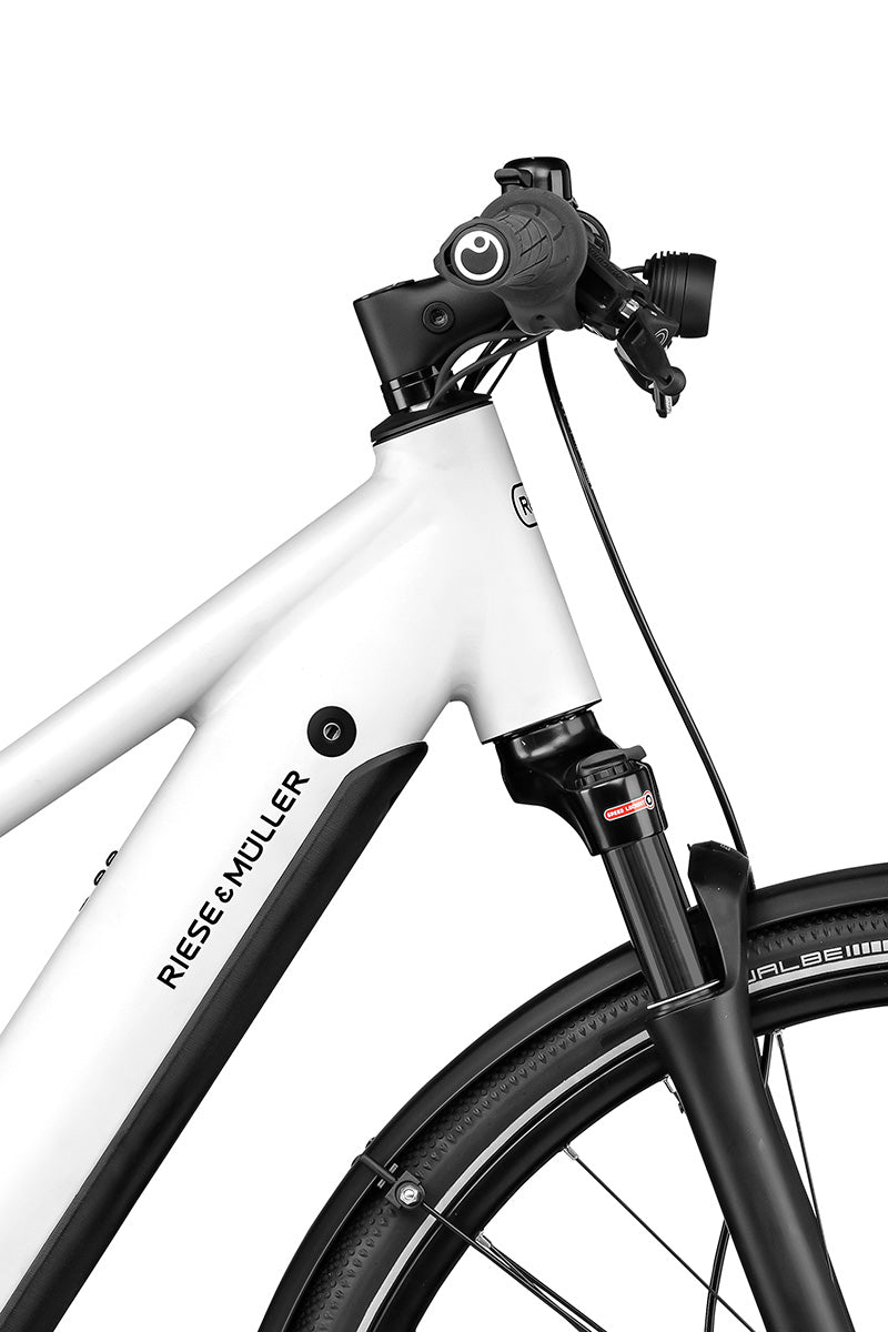 Riese & Müller Roadster Mixte in crystal white — front end with integrated front light, bell and suspension fork