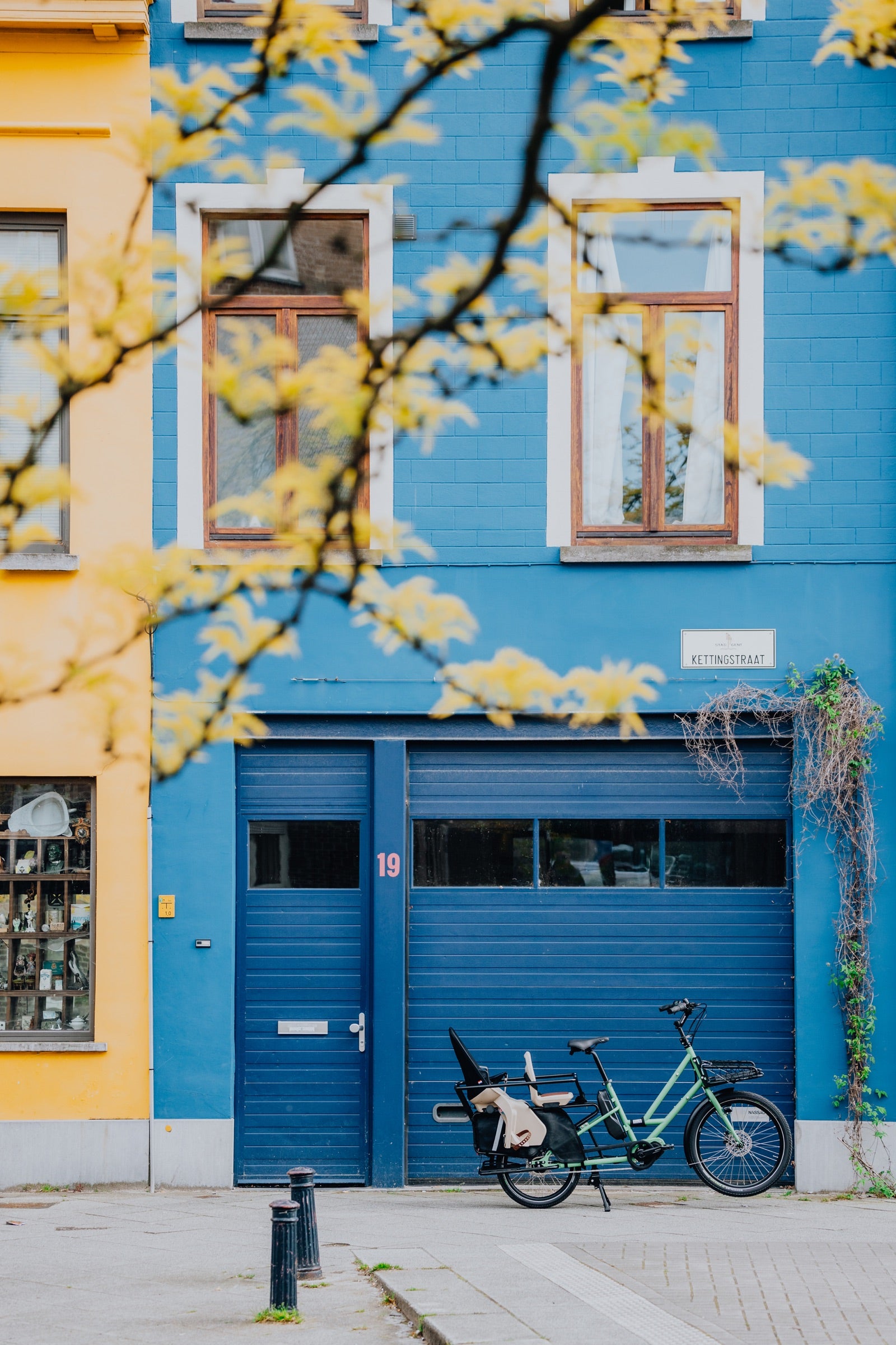 Veloe Multi Lungo longtail electric bike with a child seat, parked in front of a blue house on Kettingstraat