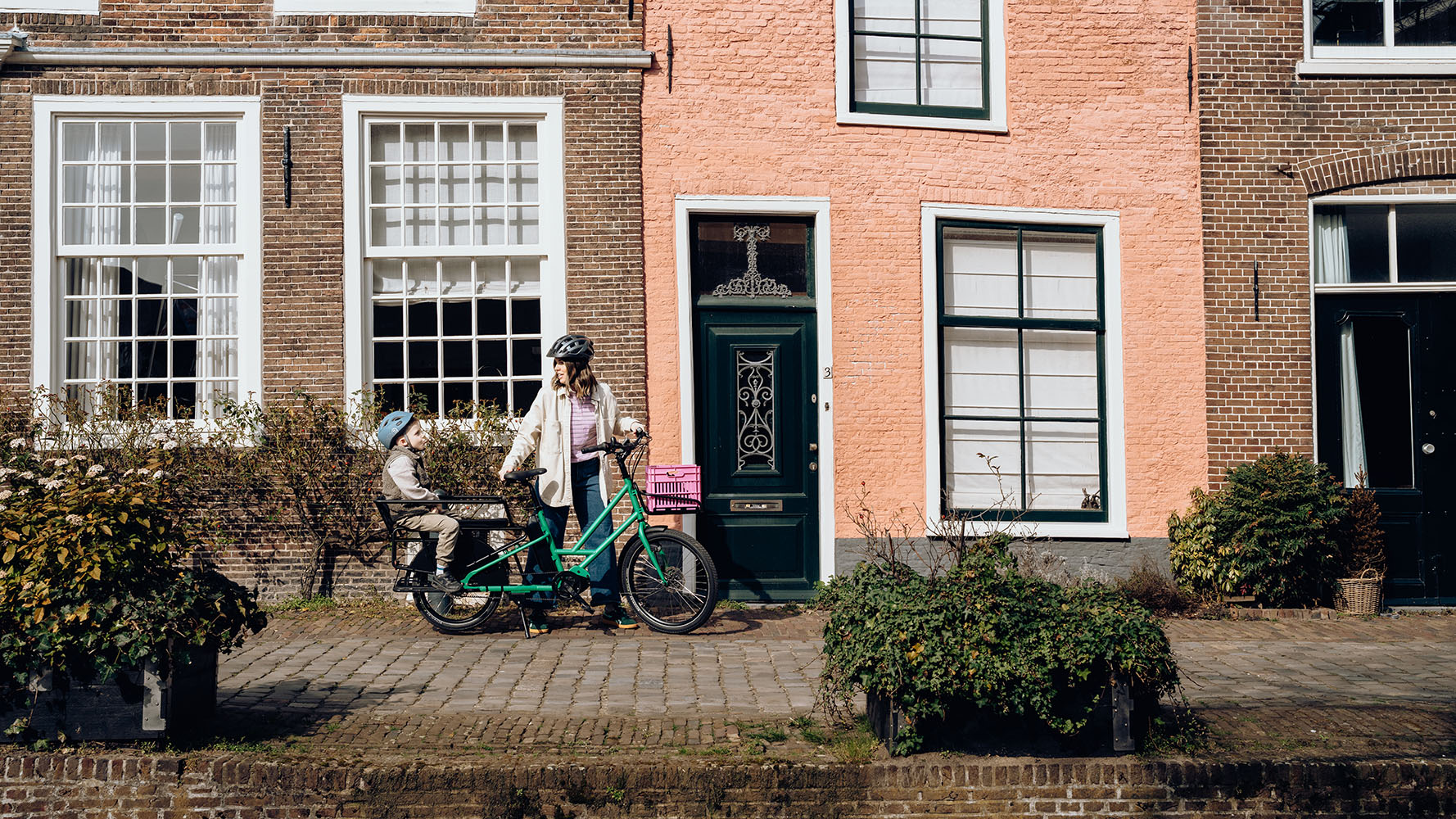 Veloe Multi Lungo electric longtail bike for 3 kids in Green