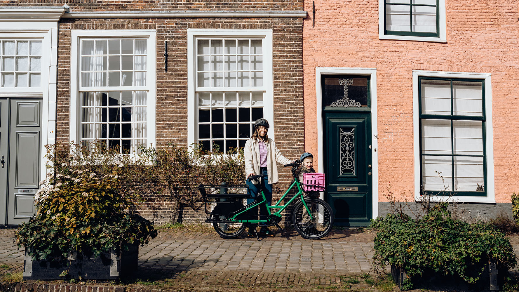 Veloe Multi Lungo electric longtail bike for 3 kids in Green