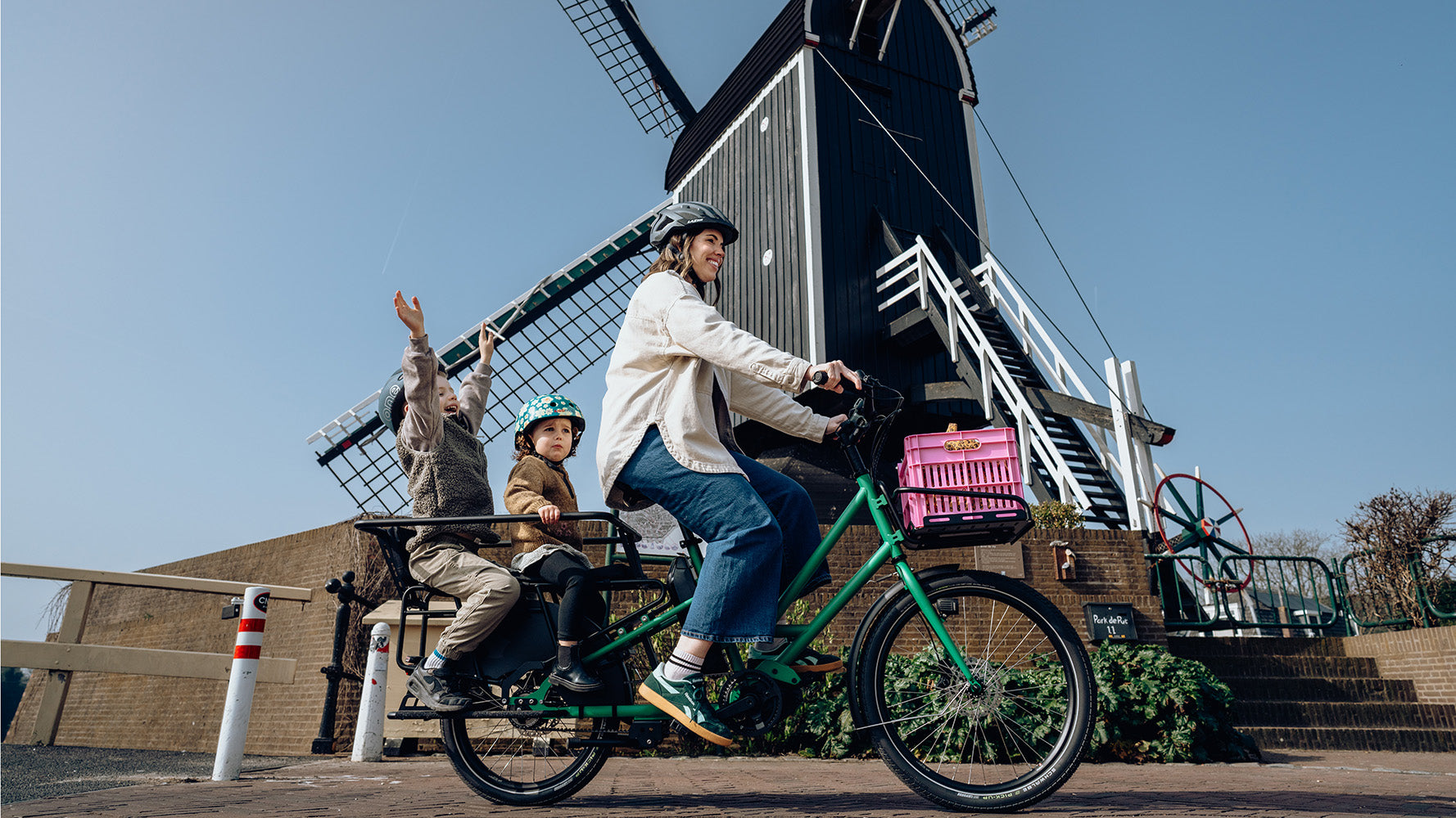 Veloe Multi Lungo electric longtail bike for 3 kids in Green